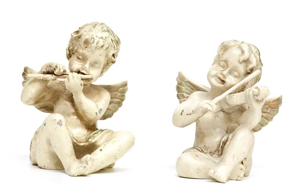Twee engel standbeelden geïsoleerd op witte achtergrond — Stockfoto