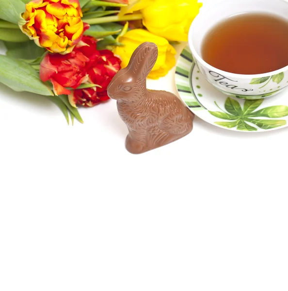 Шоколадный кролик, чай и цветы — стоковое фото