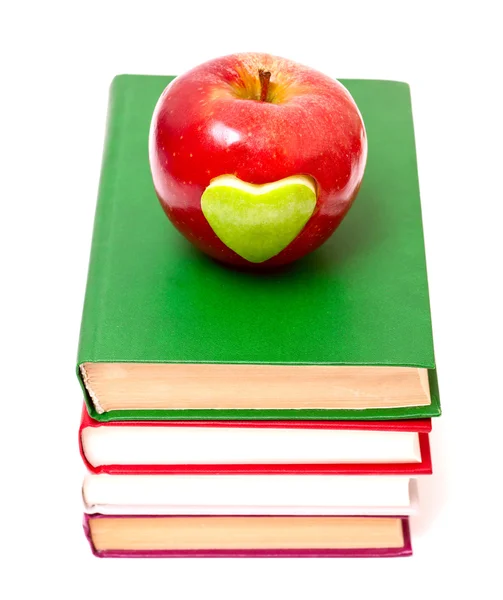 苹果与书籍的堆栈上的绿色心脏 — 图库照片