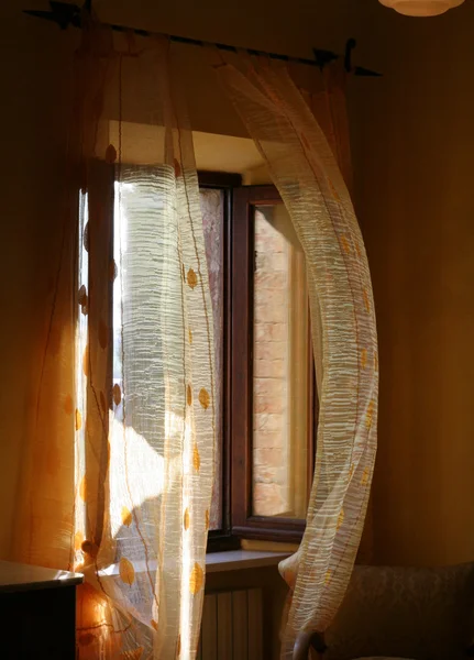 Fönster och gardiner — Stockfoto