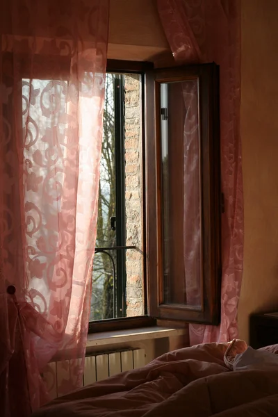 Roze slaapkamer in platteland — Stockfoto