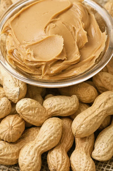 Peanut butter and peanuts — Stock Photo, Image