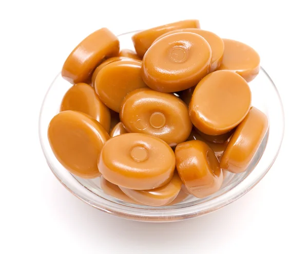 Karamelové bonbóny ve skleněné míse — Stock fotografie