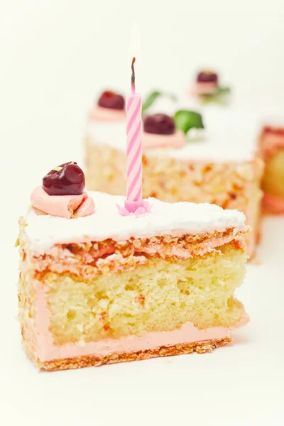 Stück Kuchen und Kerze — Stockfoto