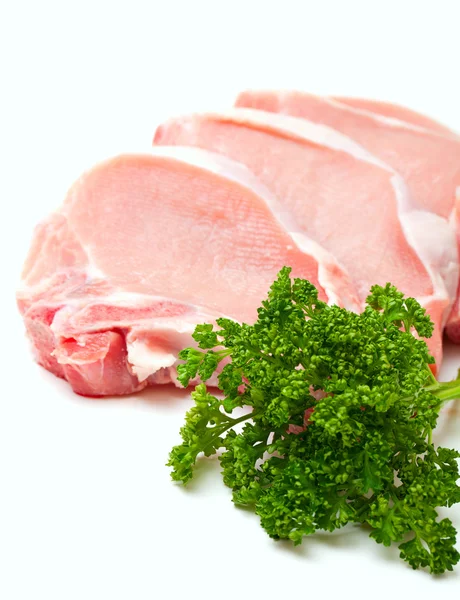 Pedaços de carne e molho de salsa isolado sobre fundo branco — Fotografia de Stock