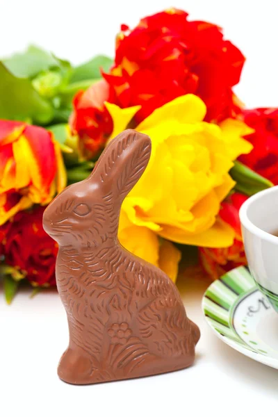 Coniglietto di cioccolato pasquale, tulipani e tè — Foto Stock