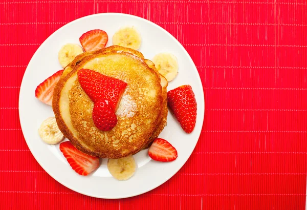 イチゴとバナナの赤と金色バターミルクパン ケーキ — ストック写真
