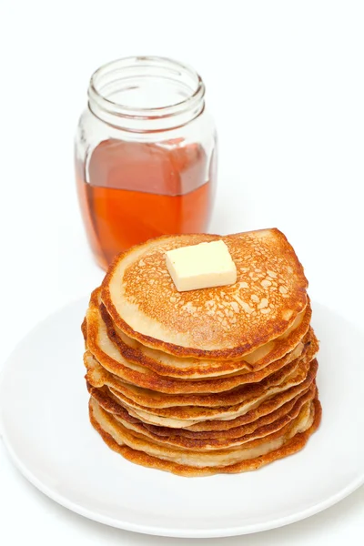 Altın buttermilk pancakes ve kavanoz bal — Stok fotoğraf