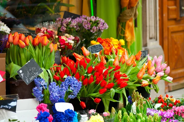 Ζωηρόχρωμα λουλούδια στην αγορά — Φωτογραφία Αρχείου
