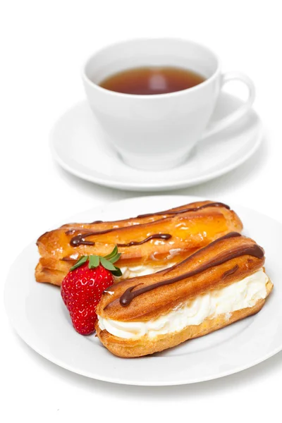 Bouffée de crème fraîche avec crème fouettée et fraise et tasse de te — Photo