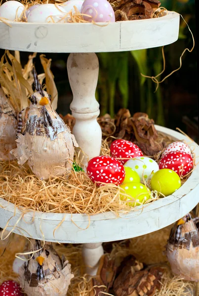 Painted Easter eggs and Easter decorations — Stock Photo, Image