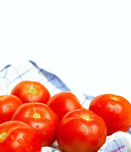 Natte tomaten op keuken handdoek — Stockfoto