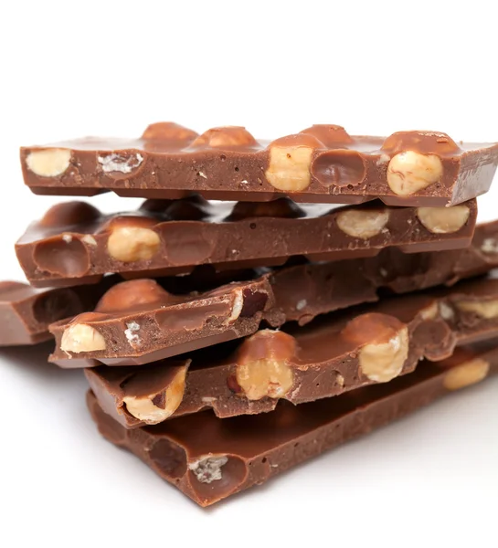 Vollmilchschokolade mit Haselnüssen isoliert auf weiß — Stockfoto