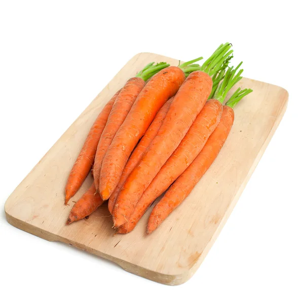 Морковь на деревянной доске — стоковое фото