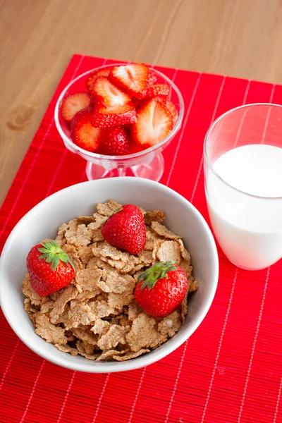 Śniadanie zbożowe, mleko i truskawki — Zdjęcie stockowe