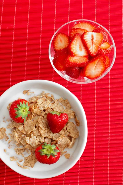 早餐麦片、 牛奶和草莓 — 图库照片