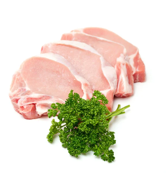 Pezzi di carne e mazzetto di prezzemolo isolati su fondo bianco — Foto Stock