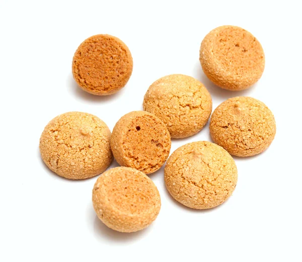 Tradiční italské mandlové sušenky - amaretti, izolované na bílém — Stock fotografie