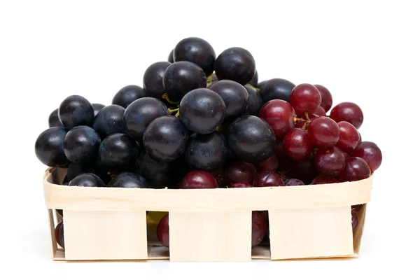 在篮子里的红色和蓝色的葡萄 — 图库照片
