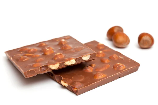 Vollmilchschokolade mit Haselnüssen isoliert auf weiß — Stockfoto