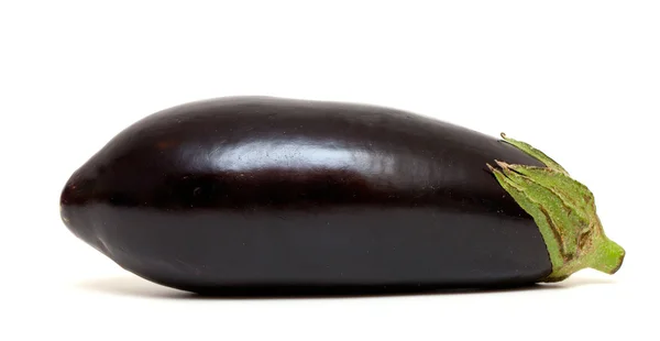 Zwarte aubergine aubergine op witte achtergrond — Stockfoto
