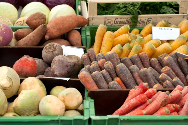 Taze organik meyve ve sebzeler bir çiftçi pazarda — Stok fotoğraf