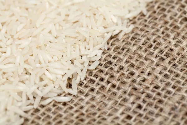 Reis auf Sacktuch — Stockfoto