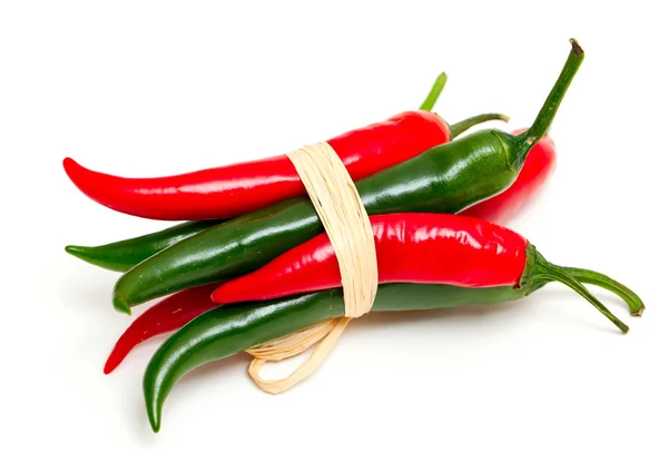 Gebonden rode en groene pepers — Stockfoto