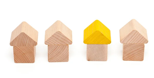 Bloques de juguete dispuestos para formar casas — Foto de Stock