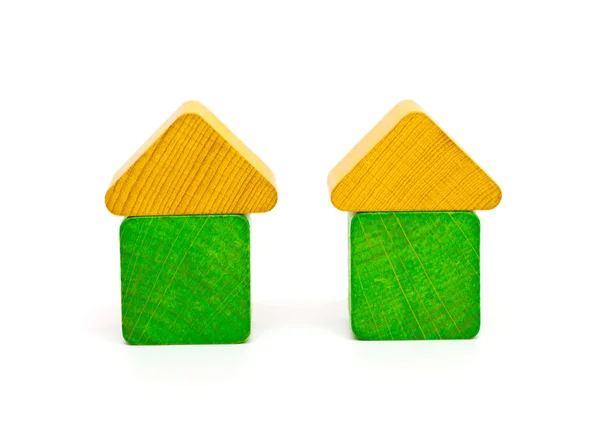 Bloques de juguete dispuestos para formar casas — Foto de Stock