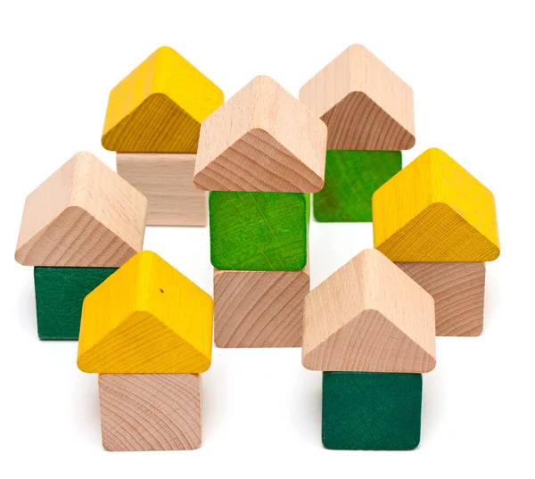 Blocos de brinquedo dispostos para formar casas — Fotografia de Stock