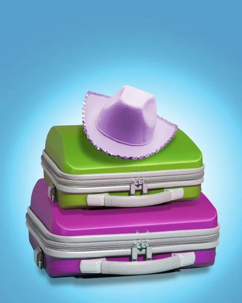 Két színes bőrönd, kalap — Stock Fotó