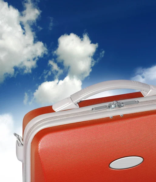 Narancssárga bőröndöm ég hátteret — Stock Fotó