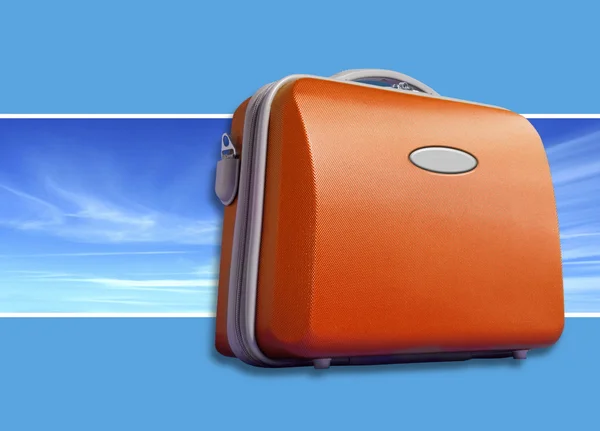 Világos narancssárga bőröndöm ég ellen — Stock Fotó