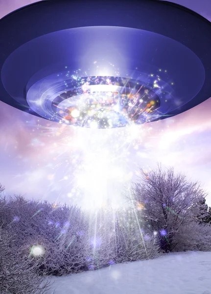 UFO är över en snötäckare yta — Stockfoto