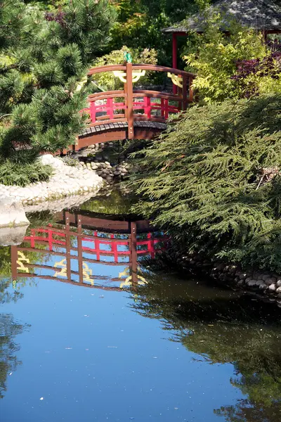 Pont de style japonais sur étang Photos De Stock Libres De Droits