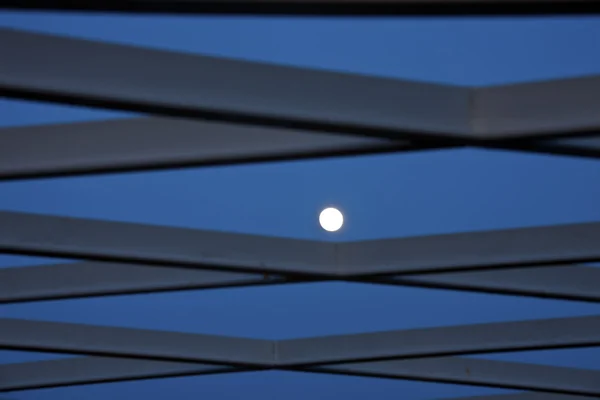 Volle maan en de voetgangersbrug — Stockfoto