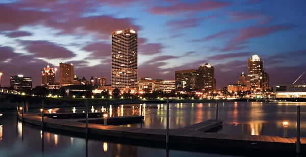 Panorama de la noche de Milwaukee — Foto de Stock