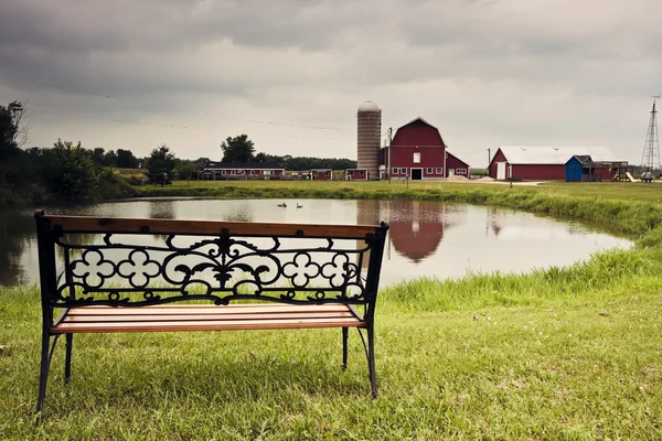 Farma a jezero — Stock fotografie