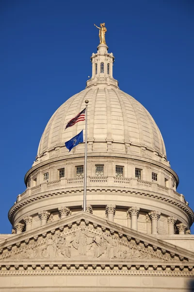 Edifício Capitólio do Estado com bandeiras dos EUA e Wisconsin — Fotografia de Stock