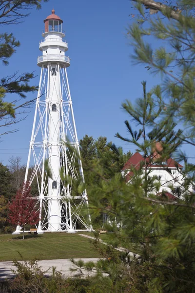 罗利看上点灯塔由密歇根湖 — 图库照片