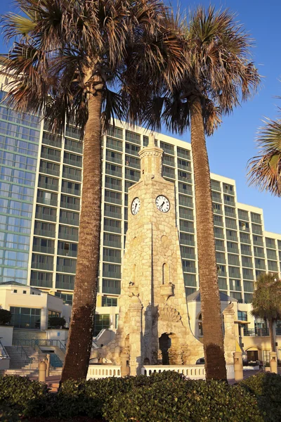 Часовая башня на пляже — стоковое фото