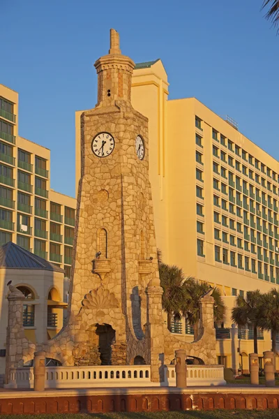 Torre do Relógio na praia — Fotografia de Stock