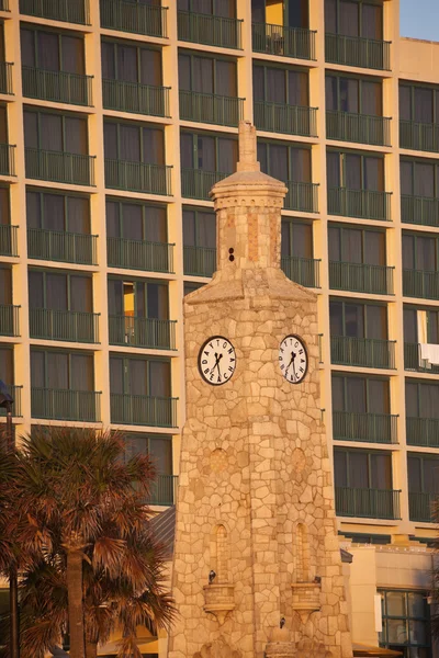 Вежа з годинником на пляжі — стокове фото