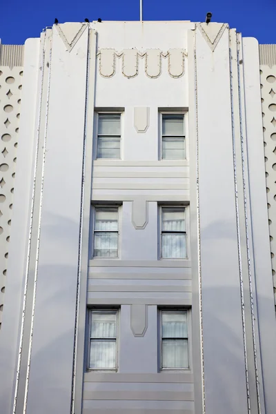 Edificio art déco con sombra de palmera — Foto de Stock