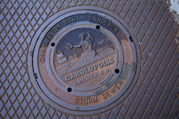Kanaldeckel in Charleston gesehen — Stockfoto