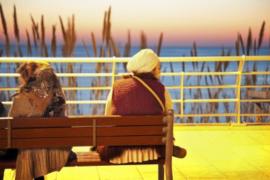 iki kadın tezgah - Beyrut'taki corniche oturma