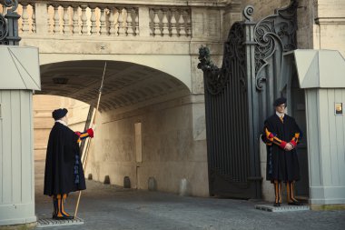 İsviçreli muhafızlar Vatikan kapısında