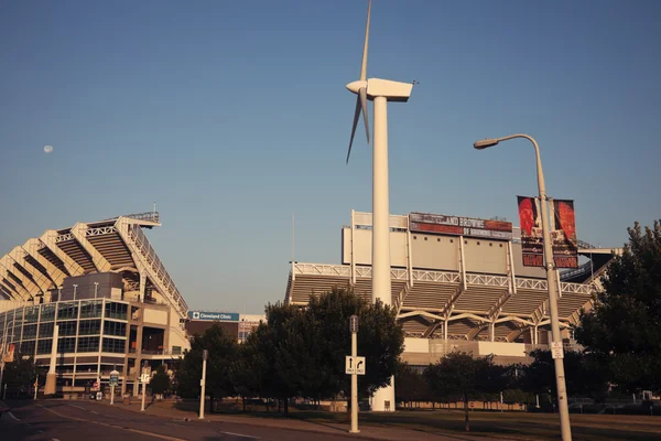 Полнолуние над стадионом Кливленд Браунс — стоковое фото