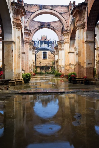Ruinas de una iglesia en Antigua — Foto de Stock